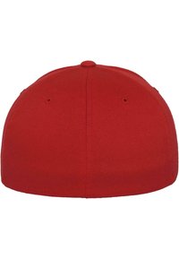 Rød baseballkasket med en glat overflade og stitched sømme. Har ventilationshuller på toppen og en rund, struktureret form.
