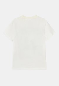 Biała bawełniana koszulka, krótki rękaw, okrągły dekolt, miękka tekstura, gładkie plecy, subtelne żółte wykończenie na dekolcie, casualowy design, lekki materiał.