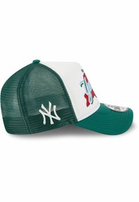 Grüne und weiße Trucker-Cap mit gebogenem Schirm, Mesh-Rücken, gesticktem Logo an der Seite und einem farbenfrohen Frontaldesign mit "Yankees".