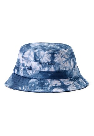 Blå tie-dye bøttehat lavet af bomuld med en bred skygge, udstyret med et mørkere blåt bånd og broderet logo på siden.
