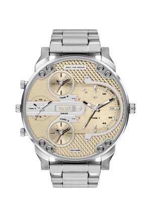 Silberne Uhr aus Edelstahl mit strukturiertem goldenem Zifferblatt. Vier Hilfszifferblätter zeigen verschiedene Zeiten an, mit markanten Stundenanzeigen und einem einzigartigen Muster.