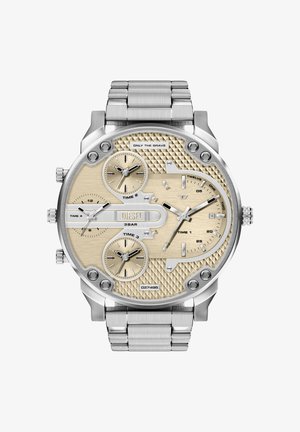 Silberne Uhr aus Edelstahl mit strukturiertem goldenem Zifferblatt. Vier Hilfszifferblätter zeigen verschiedene Zeiten an, mit markanten Stundenanzeigen und einem einzigartigen Muster.