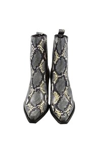 Stivaletti alla caviglia in pelle effetto serpente grigi con dettagli neri e oro. Punta affusolata e superficie strutturata. Tacco leggermente rialzato.