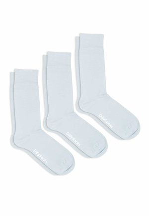 Drei Paar schlichte weiße Sneakersocken nebeneinander angeordnet, jeweils mit dem Schriftzug "Dilly Socks" in der Nähe des Zehenbereichs.
