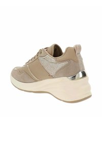 Calzature beige in suede testurizzato con accenti luccicanti. Presentano una punta arrotondata e una suola bianca spessa con un dettaglio metallico sul tallone.