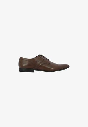 Chaussure habillée pour homme en cuir marron poli à lacets, bout pointu et semelle noire, vue latérale sur fond blanc.