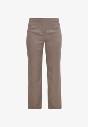 Haut à manches longues gris clair avec un design en V texturé, associé à un pantalon large beige. Des mocassins blancs complètent la tenue.