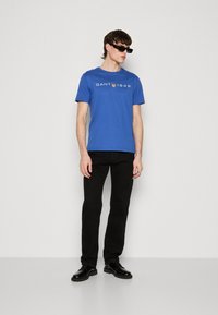 GANT PRINTED GRAPHIC - T-shirt med print - rich blue