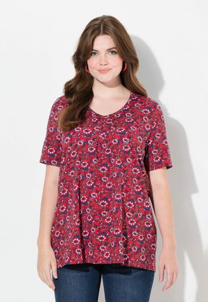 Top floral rojo con mangas cortas, escote en V y un corte holgado. Presenta flores rosas y azules sobre un fondo rojo. Tejido suave y ligero.