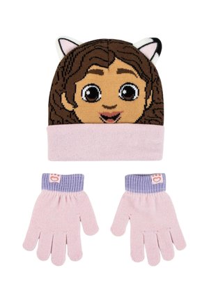 Gehaakte muts met een cartoonachtig gezicht met bruin haar en roze kattenoren, gecombineerd met roze handschoenen met lichtpaarse geribbelde manchetten.