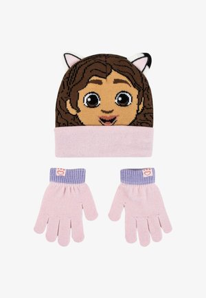 Gehaakte muts met een cartoonachtig gezicht met bruin haar en roze kattenoren, gecombineerd met roze handschoenen met lichtpaarse geribbelde manchetten.