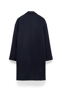 Marineblauer Wollmantel, lang und locker sitzend, mit Reverskragen und weiten Ärmeln. Klare Linien und nahtloses Rückendesign.