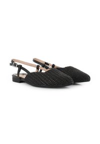 Bailarinas negras de malla con punta afilada, tiras para el tobillo y tacones bajos. La parte superior texturizada contrasta con las plantillas lisas en tono nude.