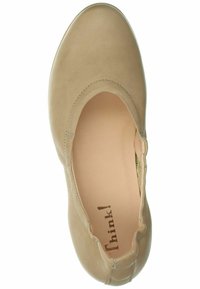 Beige Leder Slipper mit abgerundetem Zeh, elastischem Einstieg und subtilen Steppnähten. Das Innere ist mit einem gedruckten Logo versehen. Glatte Textur.