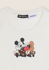 Camiseta blanca de algodón con un gráfico impreso de Mickey Mouse con acentos rojos y letras con brillantina que dicen "Mickey" en marrón.
