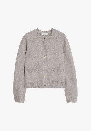 Grijze gebreide cardigan met een ronde halslijn, sluiting met gouden knopen en twee voorzakken met ribbelaccenten. Zachte textuur.