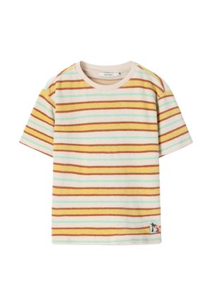 Korte mouw terrycloth T-shirt met horizontale strepen in geel, bruin en lichtblauw, met een kleine patch van een palmboom en zonsondergang bij de zoom.