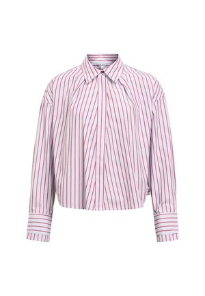 Chemise blanche à manches longues avec des rayures verticales rouges, col pointu, plis à l'avant et poignets boutonnés.