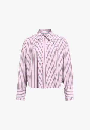 Camisa blanca de manga larga con rayas verticales rojas, cuello puntiagudo, pliegues en la parte frontal y puños abotonados.