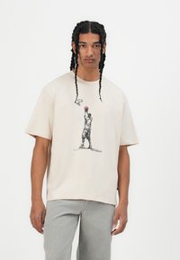 New Balance HOOPS PLAYER GRAPHIC UNISEX - T-shirts print - brown