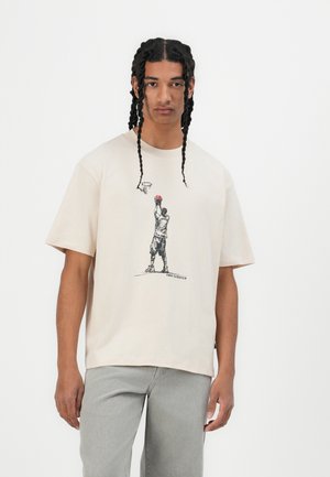 New Balance HOOPS PLAYER GRAPHIC UNISEX - Print T-shirt - brown