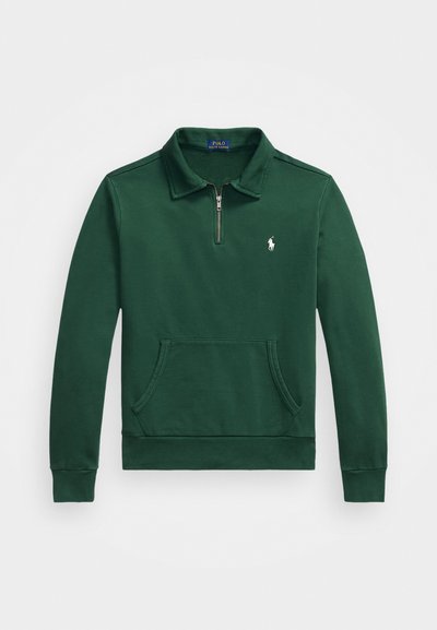 Tmavozelený pulover s dlhým rukávom a štvrť zipsom, predná kengurská kapsa a biele vyšívané logo Polo Ralph Lauren na ľavej hrudi.