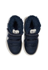 Granatowe sneakersy z wysoką cholewką, z puszystym wykończeniem, teksturowanym materiałem syntetycznym, trzema paskami na rzep oraz białym akcentem logo po boku.