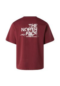 Camiseta de manga corta burdeos con el texto gráfico blanco "THE NORTH FACE" y un diseño de montaña en la parte posterior. Material de algodón, corte relajado.