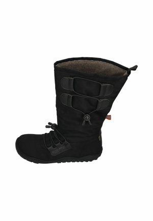 Schwarzer Winterstiefel mit einem strukturierten Stoffobermaterial, weicher warmer Innenfütterung, Schnürverschluss vorne, verstellbarem oberen Bereich mit Riemen und einer robusten Sohle.