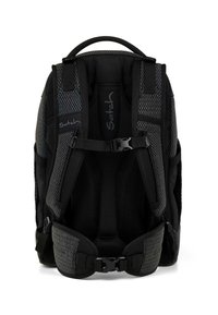 Schwarzer Rucksack mit Netz-Schultergurten, gepolstertem Rücken und markenspezifischen Akzenten. Verfügt über verstellbare Riemen und robustes Zubehör.