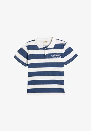 Mørkeblå og hvidstribet polo t-shirt til børn med korte ærmer, der har en krave og et delfinmotiv med teksten "Beskyt Havet" på brystet.
