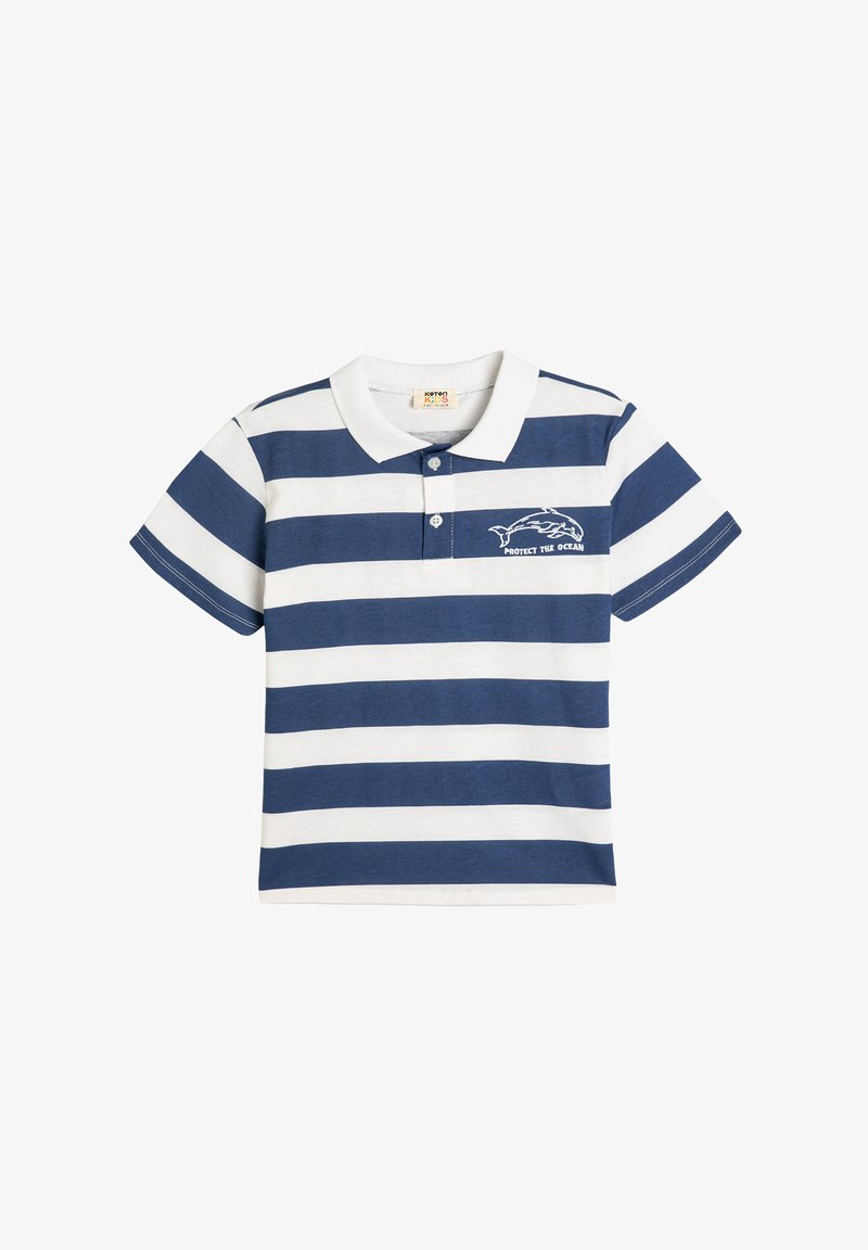 Mørkeblå og hvidstribet polo t-shirt til børn med korte ærmer, der har en krave og et delfinmotiv med teksten "Beskyt Havet" på brystet.
