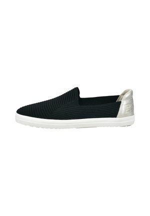 Schwarzer Slip-On-Sneaker mit geripptem Textil-Obermaterial, weißer Sohle und silberner Fersenschlaufe mit geprägtem Logo.