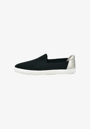 Schwarzer Slip-On-Sneaker mit geripptem Textil-Obermaterial, weißer Sohle und silberner Fersenschlaufe mit geprägtem Logo.