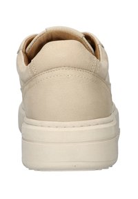 Beige Leder Sneaker mit runder Spitze, weicher Fersenpolsterung und dicker weißer Gummisohle. Nahtdetails an den Seiten.