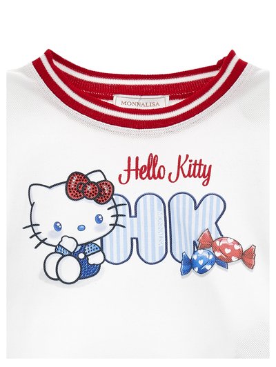 Beli izrez majice z rdečimi črtami in dizajnom Hello Kitty z rdečo pentljo, modro obleko, črtastim napisom "HIK" in rdečimi ter modrimi bonboni.