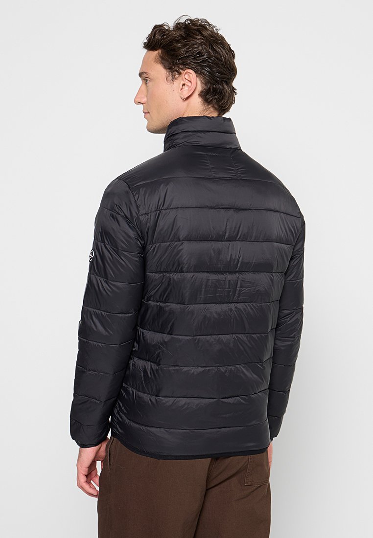 Chaqueta de plumas negra con un cuello alto, costuras horizontales y una textura suave y brillante. Presenta un logotipo en la manga izquierda.