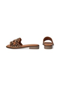 Leopardprint slip-on sandaler har en bred overdel med en dekorativ spænde, en flad sål og en glat brun indersål.
