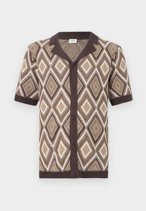Košeľa s krátkym rukávom na zapínanie na gombíky s geometrickým vzorom diamantov v hnedej, béžovej a bielej farbe a tmavohnedým golierom a lemovaním.
