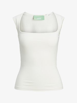 Valkoinen istuva toppi, jossa on neliön muotoinen pääntie ja lyhyet hihat, valmistettu joustavasta materiaalista. Hinta-etiketissä lukee brändin nimi "JJXX" vihreällä.