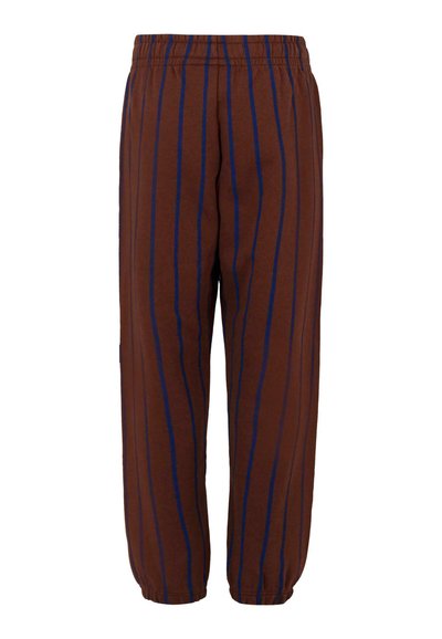 Bruine losse broek met verticale blauwe strepen, elastische tailleband en elastische boorden bij de enkels.