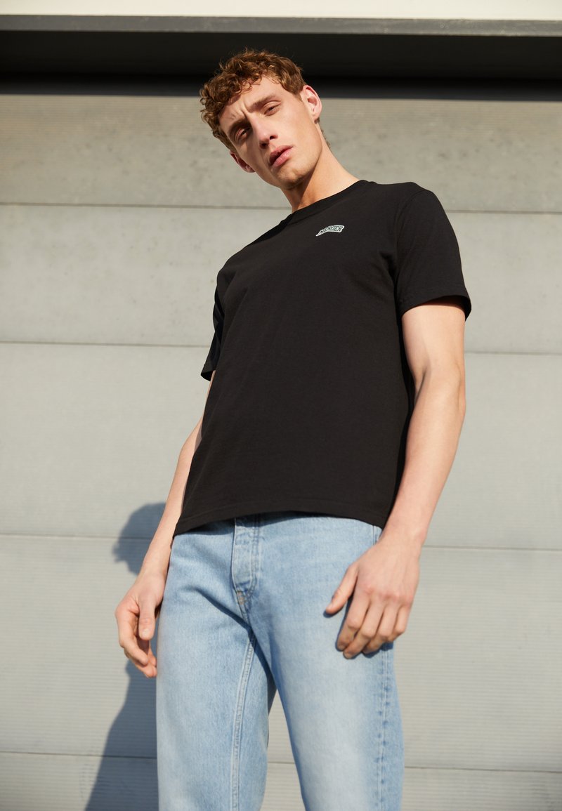 Mercer Amsterdam THE MERCER VARSITY Basic póló black/fekete