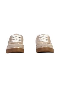 Sneakers con una toma in metallo beige, lacci bianchi e suola in gomma marrone. Design con punta arrotondata e finitura texture. Accenti minimalisti.