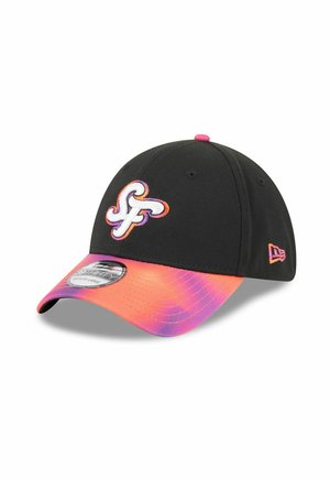 Casquette de baseball noire avec une visière dégradée orange-rose-violet, logo "SF" brodé en blanc à l'avant et petite étoile orange New Era sur le côté.