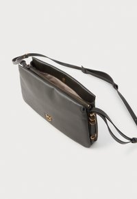 Czarna skórzana torebka crossbody z zamknięciem na zamek. Posiada złote akcenty i gładką fakturę. Regulowany pasek zapewnia wszechstronność.