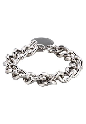 Stevige zilveren schakels armband met een ronde sluiting en een cirkelvormig label eraan bevestigd, gepolijst en reflecterend op een witte achtergrond.