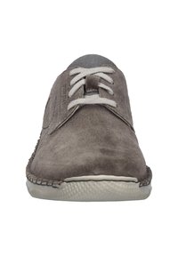 Graue Wildlederschuhe mit grauen Stoffakzenten, runder Spitze und beiger Gummisohle. Verfügt über flache Schnürsenkel und sichtbare Nähte entlang der Kante.