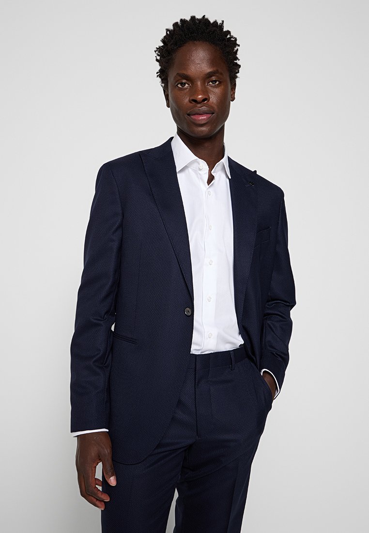 Marineblauer Anzug mit subtil strukturiertem Muster, Ein-Knopf-Verschluss, Reverskragen und weißem Hemd; taillierte Passform mit Taschen.