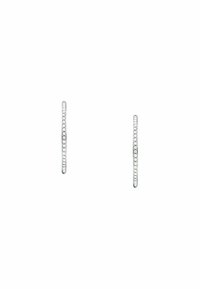 Orecchini in argento con un design elegante e allungato, caratterizzati da piccole pietre trasparenti distribuite uniformemente lungo la loro lunghezza. Texture lucida e liscia.