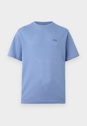 T-shirt bleu clair à manches courtes avec un tissu subtilement texturé et un petit logo "BOSS" brodé sur la poitrine gauche.